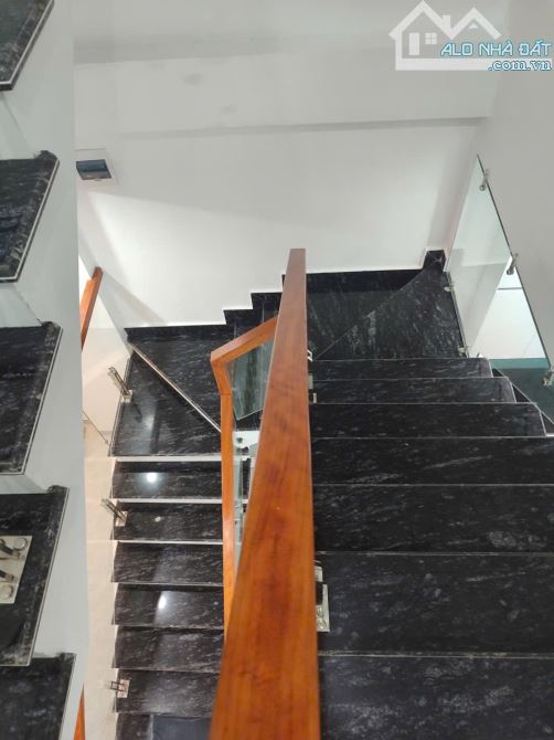 Bán nhà 3,5 tầng xây độc lập, sân cổng riêng tuyến 2 đường Thiên Lôi, dt 67m2 mt 4,1m - 3