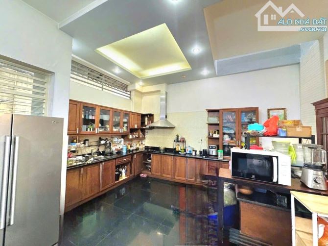 Bán Biệt Thự Sát Sân Bay, 4 Tầng, 150m2, 7.2 x 21m, Chỉ 24 Tỷ, Văn Chung, P.13, Tân Bình - 3