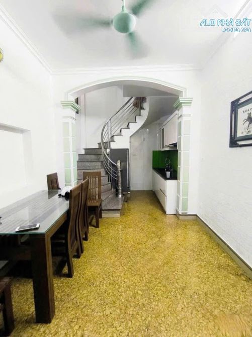 Cho thuê nhà nguyên căn ngõ 139 Tân Mai,  30m2 x 5 tầng, 3 ngủ khép kín, 10 triệu - 3