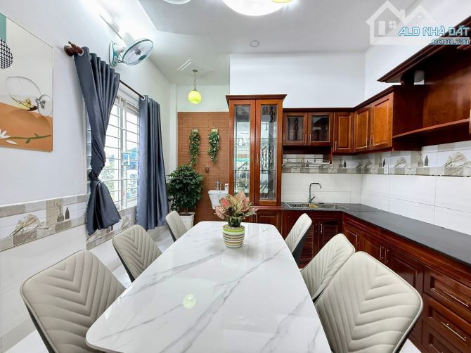Bán nhà 2 tầng, 60m2 ngay Thành Thái, Quận 10. Giá: 3 Tỷ 290. SHR, hẻm ô tô 5m - 4