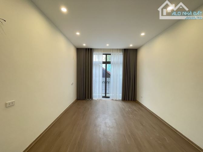 DÂN XÂY 4 TẦNG TRUNG TÂM PHỐ NGUYỄN SƠN - 2 MẶT NGÕ -Ô TÔ ĐỖ CÁCH NHÀ VÀI BƯỚC CHÂN - 4