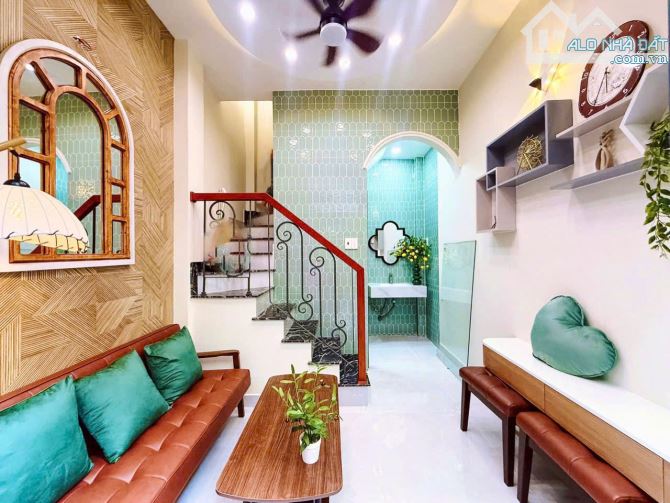 bán nhà hẻm 4m 16// nguyễn thiện thuât q3- 15m2 -3 tầng 2pn - 3ty950 TL - 4