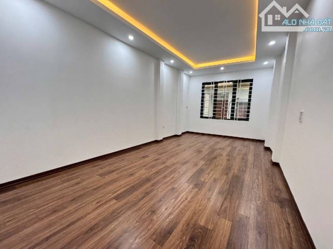 Bán nhà Nguyễn Khoái. Ô tô chạy vòng quanh. Gần hồ - ngõ thông. Tiện ích bạt ngàn. - 4