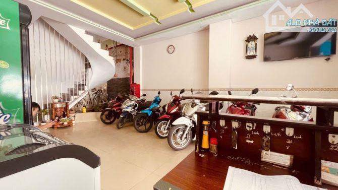 Khách sạn gần BigC Go Dĩ An, 6 tầng 18 phòng thu nhập 30 triệu, 693 Đông Hòa - 8