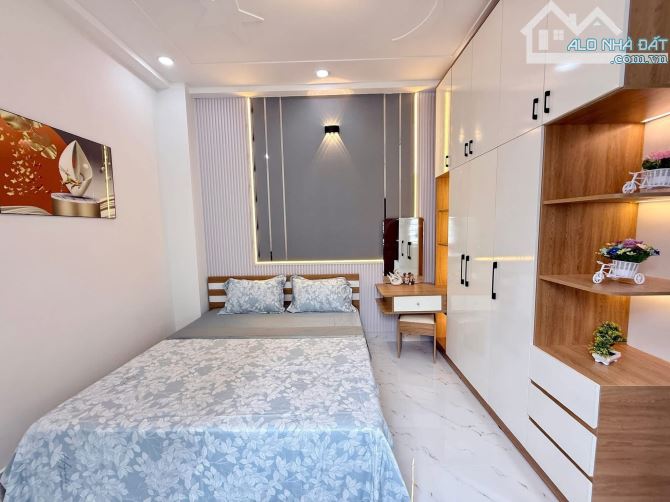 Bán nhà 2 tầng, 60m2 ngay Thành Thái, Quận 10. Giá: 3 Tỷ 290. SHR, hẻm ô tô 5m - 5