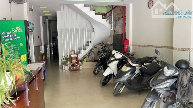 Khách sạn gần BigC Go Dĩ An, 6 tầng 18 phòng thu nhập 30 triệu, 693 Đông Hòa - 9