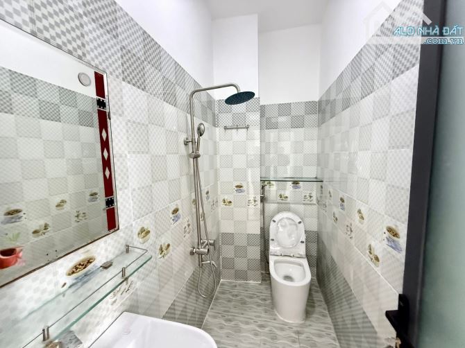Bán nhà 2 tầng, 60m2 ngay Thành Thái, Quận 10. Giá: 3 Tỷ 290. SHR, hẻm ô tô 5m - 6
