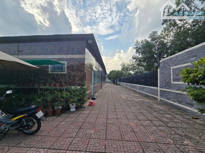 Định Cư Nước Ngoài Bán Nhà Mặt Tiền Ngay Cầu Nhơn Trạch Đồng Nai Dt: 3045m2 -Chỉ 8triệu/m2 - 6