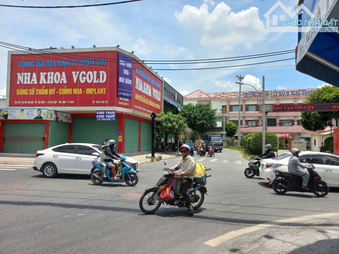 Nhà góc 03 MT Hóc Môn, ngay góc xanh đỏ, cổng trường TC nghề. DT 400m2, Giá 65 tr/tháng - 8