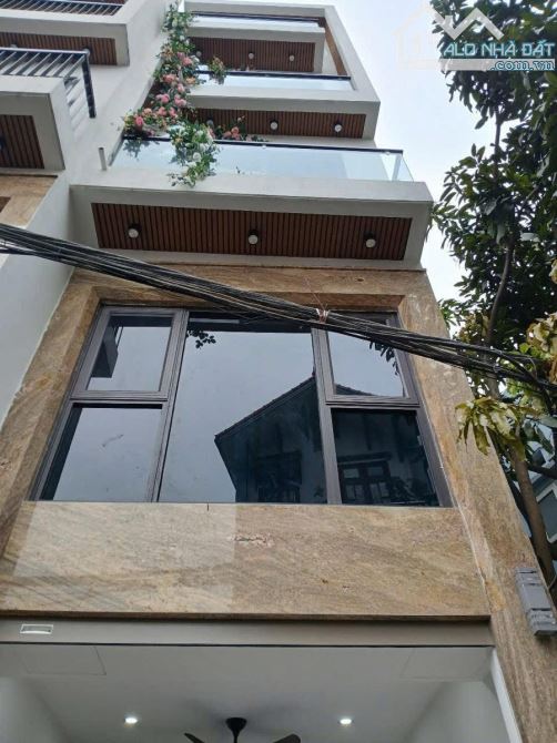 🔥 SIÊU PHẨM THẠCH BÀN! 46M², 5 TẦNG, GARA Ô TÔ, THANG MÁY – 11 TỶ!