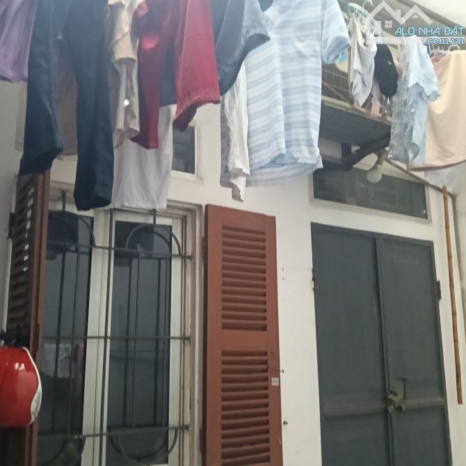 BÁN ĐẤT TÔ HIỆU 30M2 GIÁ 4.95 TỶ OTO VÀO NHÀ SẴN CẤP 4 HIẾM CÒN - 1