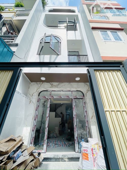 NHÀ ĐẸP VỊ TRÍ Q4 ĐẸP Mặt Tiền  ĐÚC 4T NGANG 3.7 X 16 M