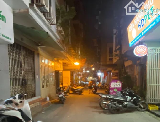 Bán gấp nhà   Phố Trần Quốc Hoàn , Cầu Giấy, giá nhỉnh 13 tỷ, chủ nhà hỗ trợ thiện chí