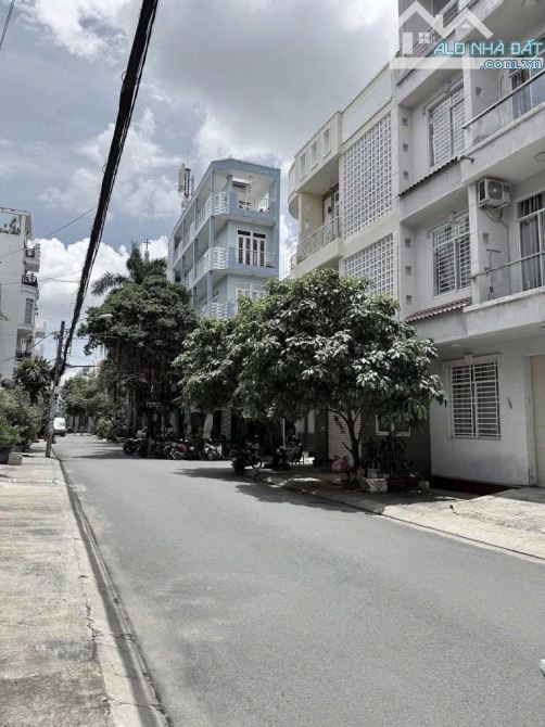 TÒA NHÀ 6 TẦNG – 20 PHÒNG KHÉP KÍN – NGAY ĐH VĂN LANG – 94M² (4x24) – THU NHẬP 1 TỶ/NĂM