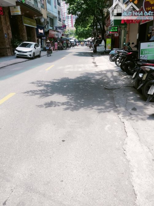 CẦU GIẤY 11 TỶ NHỈNH. 46m2  NHÀ 5 TẦNG 👉Ô TÔ ĐỖ CỬA.  TỔNG 6 PHÒNG. Vị trí NHÀ đẹp , gần