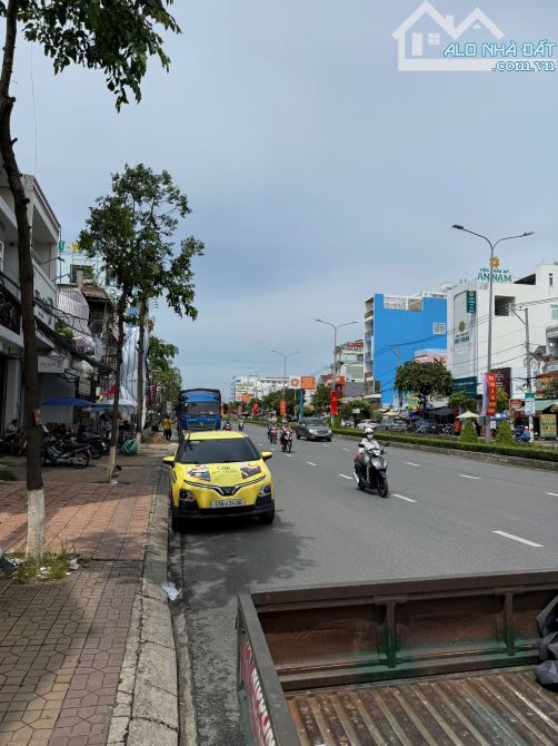 Cho thuê nhà mặt tiền Nguyễn Văn Cừ Ngang 9m dt 231m2 giá 35triệu