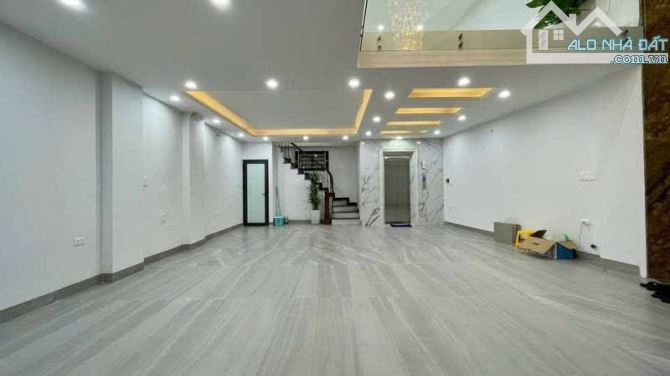 CẦN BÁN TÒA NHÀ  7 TẦNG THANG MÁY, VỈA HÈ , 3 Ô TÔ TRANH, KINH DOANH NGÀY   TẠI MINH KHAI,