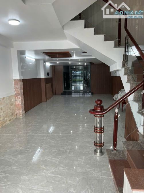 Bán tòa căn hộ 4 tầng 214m2 thấp hơn định giá ngân hàng mặt tiền Trường Chinh 14,x tỷ