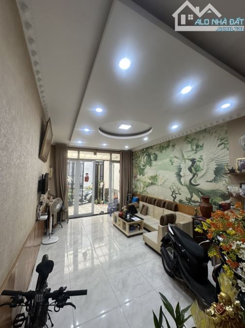 Ngộp giảm "1 tỷ"! Bán đất tặng nhà 3 tầng 90m2 - hẻm xe hơi - ngay chợ Nguyễn Xí