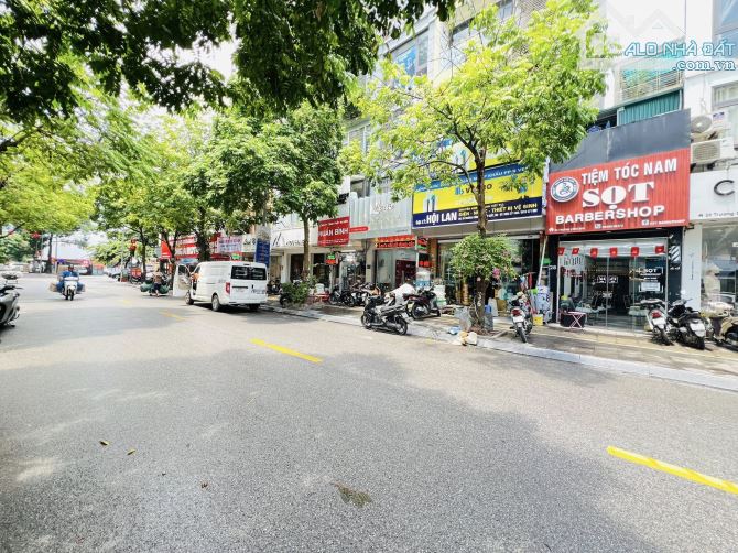 Bán nhà mặt phố Trương Công Giai giá 18.3 tỷ, Vỉa hè, Kinh doanh, 32m2