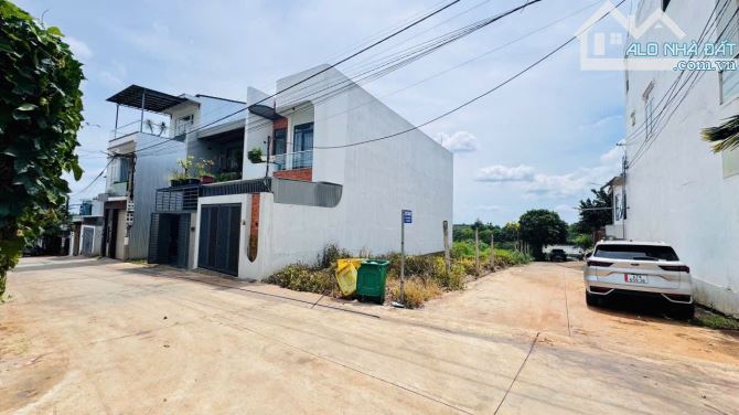 góc 2 mặt tiền hẻm 147 Đỗ Xuân Hợp chục chính khu biệt thự cán bộ văn minh