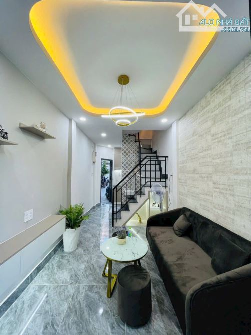 Duy nhất nhà Đoàn Văn Bơ, Quận 4 / 52m2 / 2 tỷ 380 triệu / sổ hồng riêng
