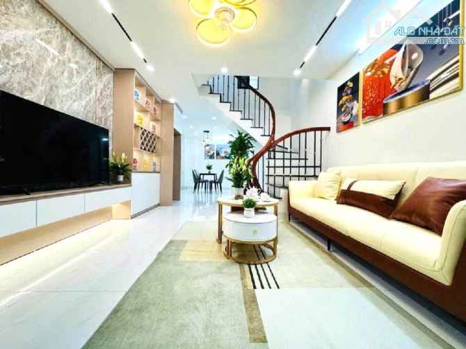 BÁN NHÀ THỊNH LIỆT – GIẢI PHÓNG – Ô TÔ VÀO NHÀ – 48M² – 5 TẦNG – NỘI THẤT XỊN – 9.9 TỶ