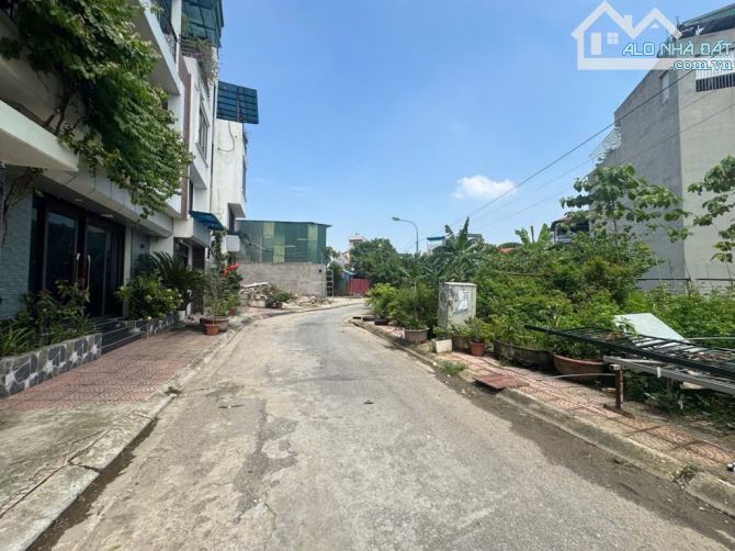 Bán lô đất đấu giá X2 Cự Khối, giáp hồ Đầm Tranh, giá 30 tỷ có TL