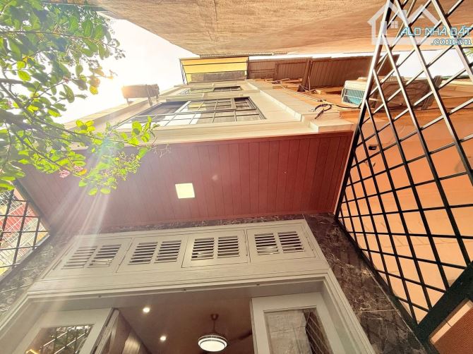 Nhà đẹp NGUYỄN THỊ THẬP QUẬN 7, 4 TẦNG, 5x20M, nở hậu 5.5M, nhỉnh 12 tỷo