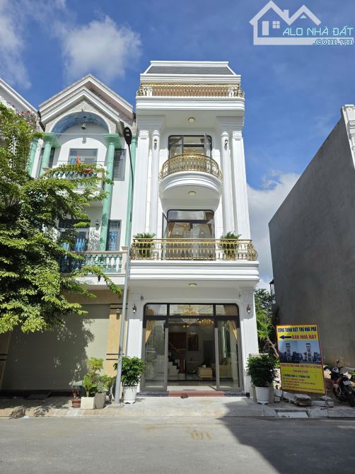 Bán nhà Tân Cổ Điển, full nội thất p.An Phú, Tp.Thuận An chỉ 5,8 tỷ TL M6402