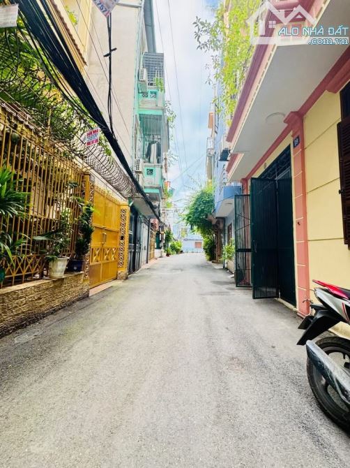 Bán Nhà Phân Lô Hào Nam, 70m2, 4T, MT 4,5m, Ô Tô Tránh Giá 22,5 Tỷ