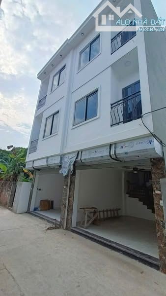 BÁN GẤP NHÀ 3 tầng ô tô vào nhà, Sát Đại lộ Thăng Long VÀO Ở NGAY giá tốt nhất khu vực!
