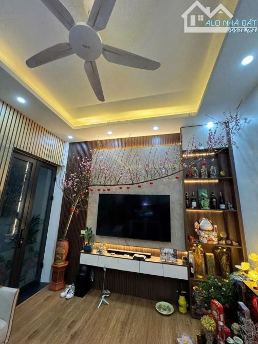 Cho thuê nhà nguyên căn ngõ 126 Vĩnh Hưng 42m2 x 4 tầng. 4 ngủ.3 wc, 13 triệu/tháng