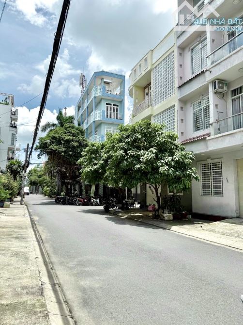 BÁN TÒA CHDV - 6 TẦNG - 20 PHÒNG - NGAY ĐH VĂN LANG - ĐƯỜNG 10M - Doanh Thu CAO