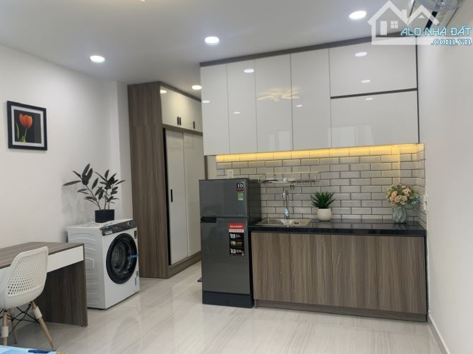 CĂN HỘ DỊCH VỤ FULL NỘI THẤT, CÓ MÁY GIẶT RIÊNG, CỬA SỔ LỚN, HẦN UEH, ĐẠI HỌC HOA SEN