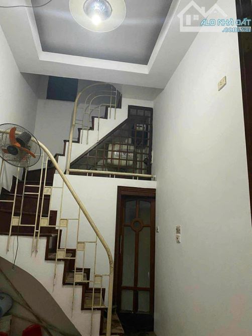 Cho thuê nhà ngõ 19 Cửa Bắc, Trúc Bạch, Ba Đình. DT 20m x 5 tầng, giá 7tr