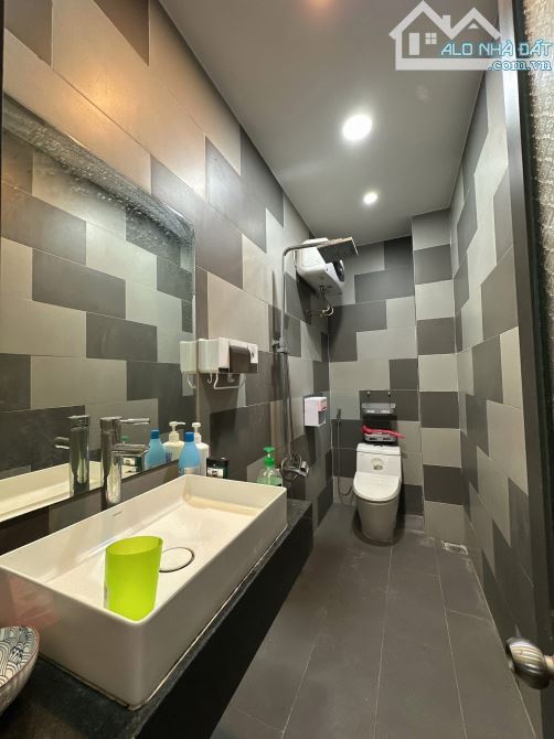 Cho thuê nhà 3 tầng, mặt tiền đường Đỗ Quang, Thanh Khê, Đà Nẵng. DT 50m2. Giá 16 triệu - 10