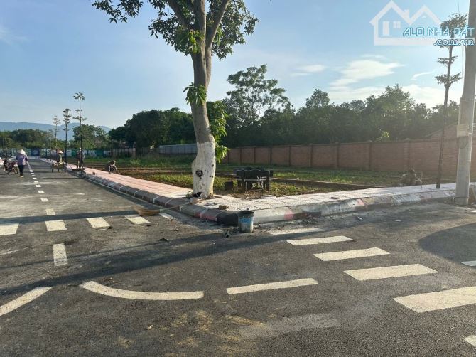 Ngay Sát Đại Học Quốc gia Ngã Tư Hoà Lạc Mặt Kinh Doanh Đỉnh DT:100m2 Bám Đường QL cực hếm - 1