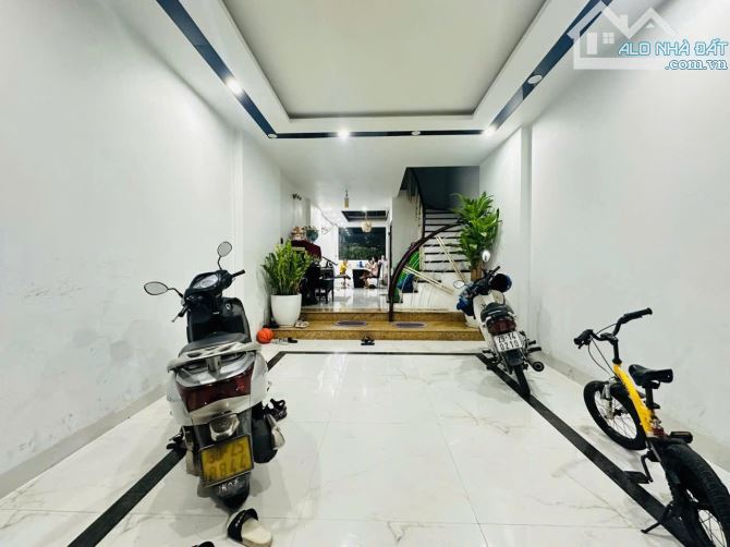 NHÀ ĐẸP PHÂN LÔ KHUẤT DUY TIẾN - GARA Ô TÔ, 55M X5T, MT4M - GIÁ HƠN 17 TỶ - 1
