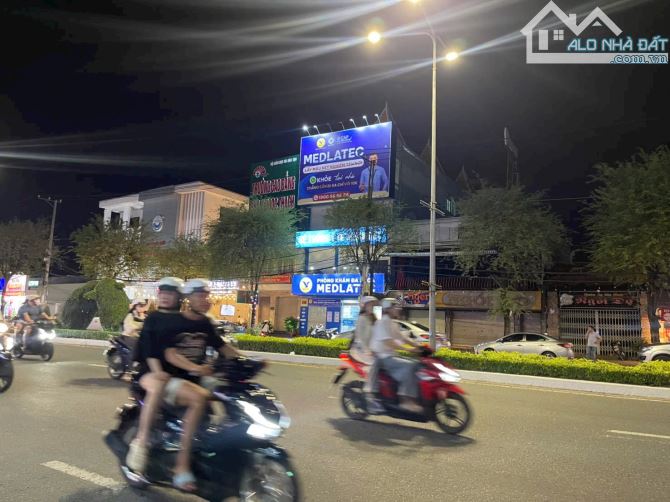 Cho thuê nhà mặt tiền Nguyễn Văn Cừ Ngang 9m dt 231m2 giá 35triệu - 1