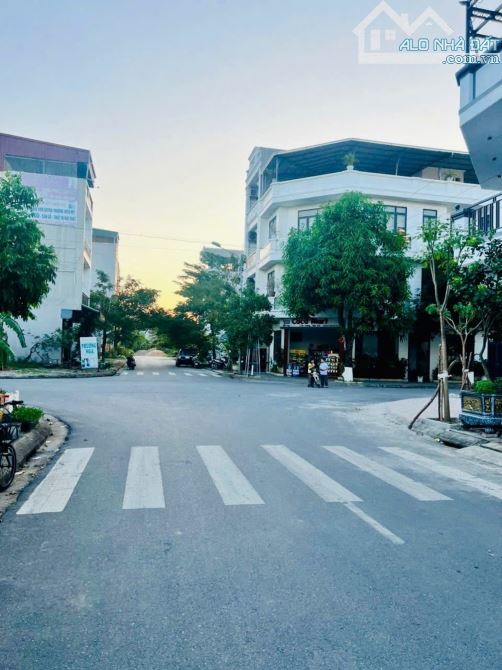 Bán đất Yên Mẫn nhìn vườn hoa . dt 73,1m , mt 4,5m . hướng ĐN . giá 7 tỷ - 1