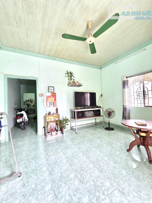 Nhà c4  gần siêu thị go bigc  142m giá tốt - 1