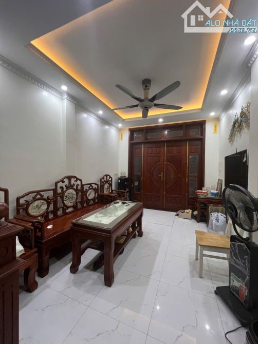 CHO THUÊ NHÀ NGUYÊN CĂN TẠI NGỌC TRÌ - THẠCH BÀN - Ô TÔ ĐỖ GẦN - 3PN - NỘI THẤT CƠ BẢN - 1