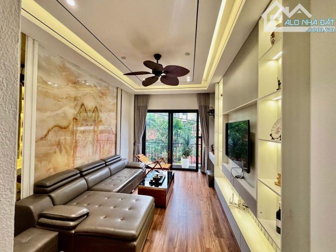 Bán nhà phố Ngọc Thụy 48m 5 tầng ô tô đỗ vào nhà - 1