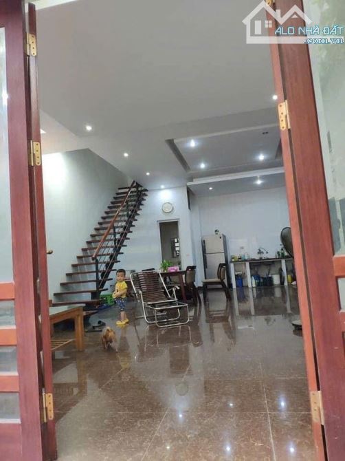 Cho thuê nhà nguyên căn sân vườn ngõ 180 Triều Khúc, Thanh Xuân. DT 70m x 3 tầng, giá - 1