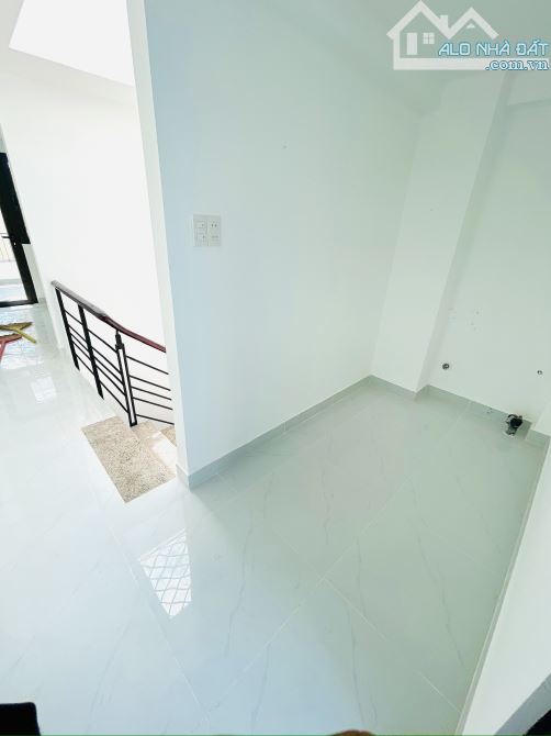 NHÀ ĐẸP VỊ TRÍ Q4 ĐẸP Mặt Tiền  ĐÚC 4T NGANG 3.7 X 16 M - 12