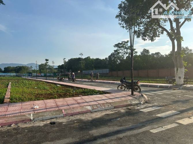 Ngay Sát Đại Học Quốc gia Ngã Tư Hoà Lạc Mặt Kinh Doanh Đỉnh DT:100m2 Bám Đường QL cực hếm - 2