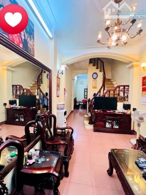 CẦU GIẤY 11 TỶ NHỈNH. 46m2  NHÀ 5 TẦNG 👉Ô TÔ ĐỖ CỬA.  TỔNG 6 PHÒNG. Vị trí NHÀ đẹp , gần - 2