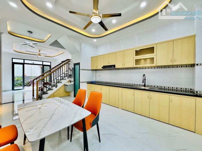 HXH NGAY PHÒNG CÔNG CHỨNG SỐ 5 GV 54M2 4TẦNG 4p! Nhỉnh 8ty - 2
