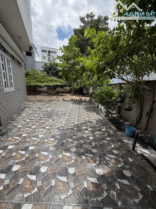 Siêu phẩm biệt thự sân vườn - gần ngã tư thủ đức - 3tầng 5pn - hơn 400m2 - 2